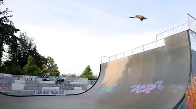 Nicolas Mougin sur la rampe du skatepark de la Rotonde à Strasbourg (67)