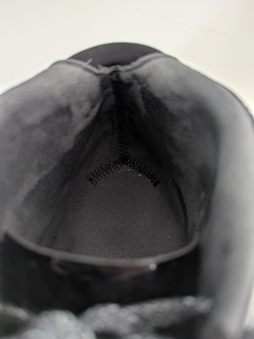 La finition intérieur de la chaussure avec une couture discrète au niveau du talon