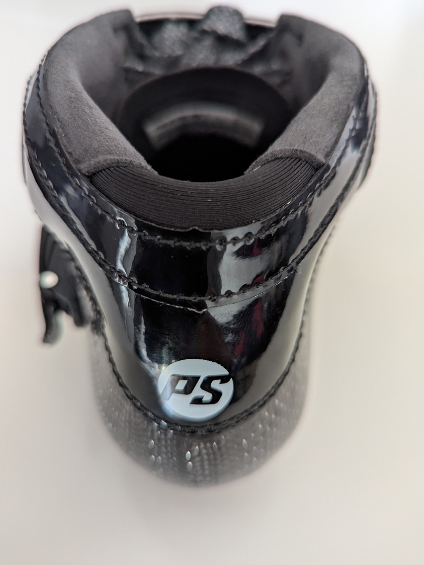 Le talon particulièrement travaillé pour se rapprocher de la forme anatomique du pied