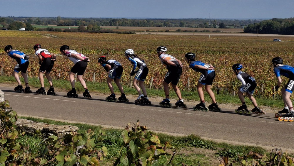 Peloton sur le semi-marathon roller Grands Crus 2025 - photo : Vincent Buin